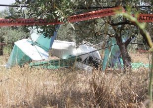 Ηλεία: Πτώση αεροσκάφους δίπλα σε σπίτι – Νεκροί οι δύο επιβαίνοντες
