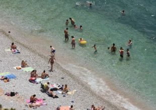Αλαλούμ με τους εμβολιασμούς στην παραλία – Το εξήγγειλαν και το παίρνουν πίσω