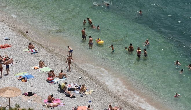 Αλαλούμ με τους εμβολιασμούς στην παραλία – Το εξήγγειλαν και το παίρνουν πίσω