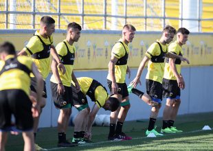 Αναχώρησε για Πήλιο η ΑΕΚ (VID + PICS)