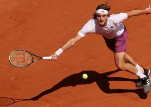 Αποφασισμένος Τσιτσιπάς στους «8» του Roland Garros!
