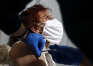 Έπεσε ο ρυθμός των εμβολιασμών – “Θολώνει” το κυβερνητικό αφήγημα
