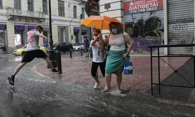 Άνοιξαν οι ουρανοί στην Αττική: Έντονη καταιγίδα, προβλήματα στην κυκλοφορία! (pics & vid)