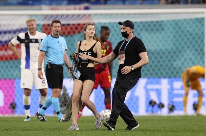 Φινλανδία – Βέλγιο: Η εισβολέας διαφήμισε σάιτ κρυπτονομίσματος