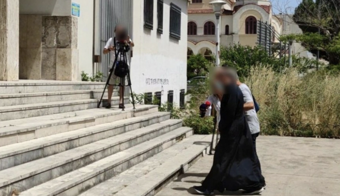 Αγρίνιο: 19χρονη βρέθηκε κρυμμένη σε ντουλάπα στο σπίτι του παπά που κατηγορείται για βιασμό