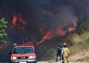 Μαίνεται η φωτιά στην Αχαΐα: Κάηκαν σπίτια, εκκενώθηκαν οικισμοί
