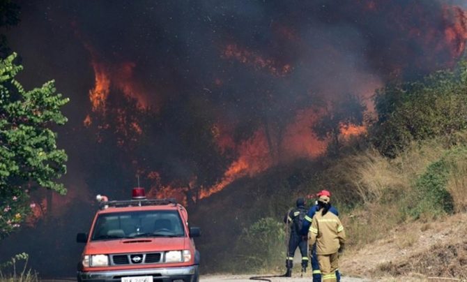 Μαίνεται η φωτιά στην Αχαΐα: Κάηκαν σπίτια, εκκενώθηκαν οικισμοί Μαίνεται η φωτιά στην Αχαΐα: Κάηκαν σπίτια, εκκενώθηκαν οικισμοί