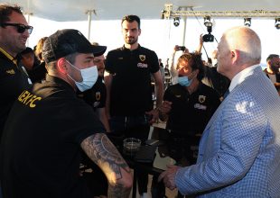Στα γραφεία της ΑΕΚ ο Μελισσανίδης, περιμένει Αραούχο