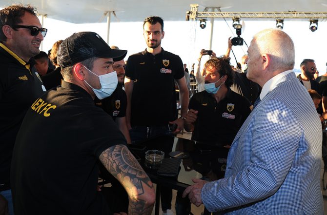 Στα γραφεία της ΑΕΚ ο Μελισσανίδης, περιμένει Αραούχο