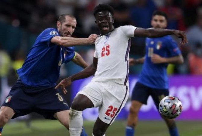 Μουρίνιο: «Πολύ μικρός ο Σακά για να σηκώσει την Αγγλία στις πλάτες του»