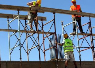 Καύσωνας: Μέτρα προστασίας για τους εργαζόμενους – Μερική παύση εργασιών 12:00-16:00