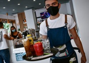 Ποια νέα μέτρα θα ληφθούν, αν ξεφύγει η Όμικρον – Τι θα γίνει με τα σχολεία μετά τις γιορτές