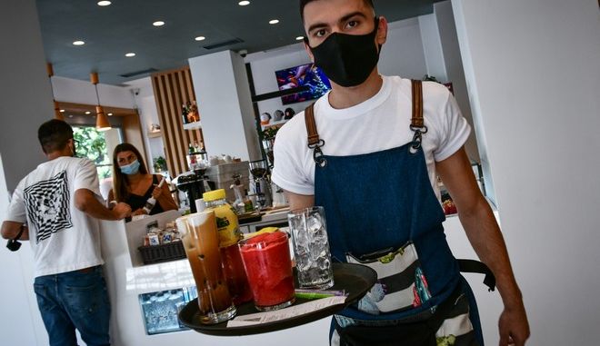 Ποια νέα μέτρα θα ληφθούν, αν ξεφύγει η Όμικρον – Τι θα γίνει με τα σχολεία μετά τις γιορτές