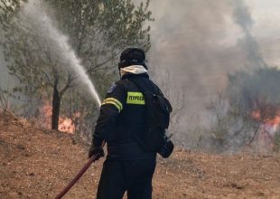 Κρήτη: Πυρκαγιά στο Ρέθυμνο – Μεγάλη επιχείρηση απομάκρυνσης κατασκηνωτών