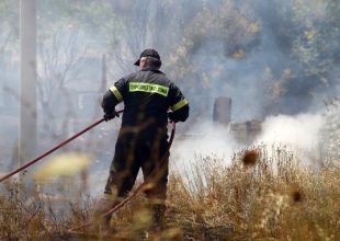 Κόρινθος: Μαίνεται η φωτιά στο Καλέντζι – Συνελήφθη ένας άνδρας