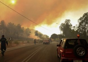 Ανεξέλεγκτη η φωτιά στην Αχαϊα: Εκκενώθηκαν χωριά και κατασκήνωση