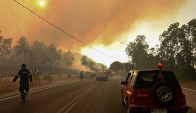 Ανεξέλεγκτη η φωτιά στην Αχαϊα: Εκκενώθηκαν χωριά και κατασκήνωση