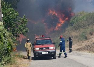 Μεγάλη φωτιά στην Πάτρα – Καίγονται σπίτια, εκκενώθηκε χωριό