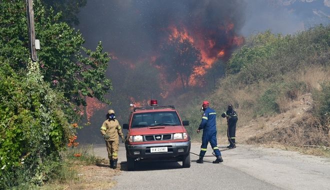 Μεγάλη φωτιά στην Πάτρα – Καίγονται σπίτια, εκκενώθηκε χωριό