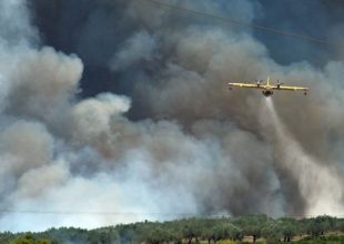 Μεγάλη φωτιά στην Κορινθία: Εκκενώθηκε οικισμός – Έκλεισε η επαρχιακή οδός