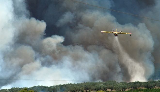 Μεγάλη φωτιά στην Κορινθία: Εκκενώθηκε οικισμός – Έκλεισε η επαρχιακή οδός