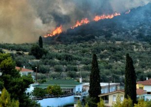 Σε εξέλιξη οι πυρκαγιές σε Νέα Αλμυρή Κορινθίας και Ασκληπιείο Αργολίδας