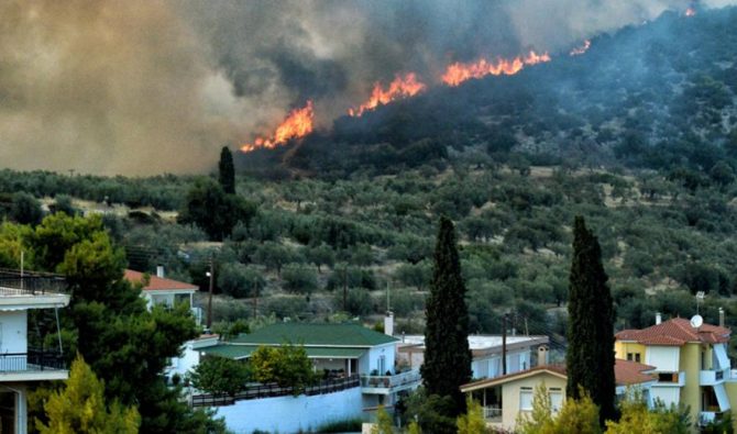 Σε εξέλιξη οι πυρκαγιές σε Νέα Αλμυρή Κορινθίας και Ασκληπιείο Αργολίδας