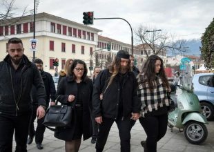 Δίκη Γιακουμάκη: Ένοχοι όλοι οι κατηγορούμενοι – Ξέσπασε σε κλάματα η μητέρα του