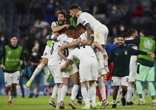 Παροξυσμός στα εξώφυλλα του ιταλικού Τύπου για τον θρίαμβο της “σκουάντρα ατζούρα”