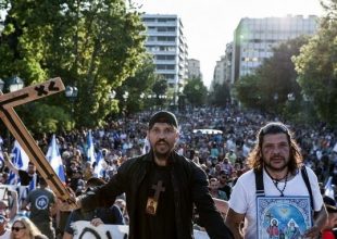Σύνταγμα: Χιλιάδες ενάντια στα εμβόλια, χωρίς μάσκες και με Χριστός Ανέστη
