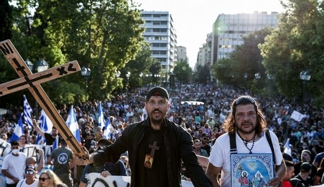 Σύνταγμα: Χιλιάδες ενάντια στα εμβόλια, χωρίς μάσκες και με Χριστός Ανέστη