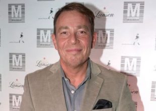 Τέλος ο Δημοσθένης Καρμοίρης από την ΕΡΤ μετά το σχόλιο για τα “σχιστά μάτια”