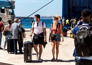 Κορωνοϊός: Το τέταρτο κύμα χτυπά στους τουριστικούς προορισμούς στην Ελλάδα