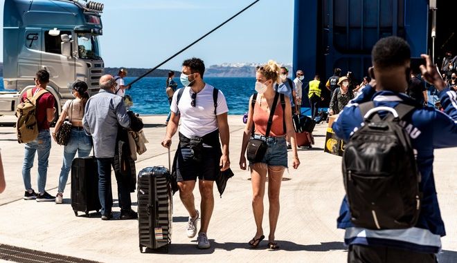 Κορωνοϊός: Το τέταρτο κύμα χτυπά στους τουριστικούς προορισμούς στην Ελλάδα