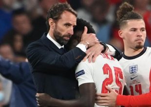 UEFA: Στο πλευρό των παικτών της Αγγλίας που δέχτηκαν ρατσιστική επίθεση