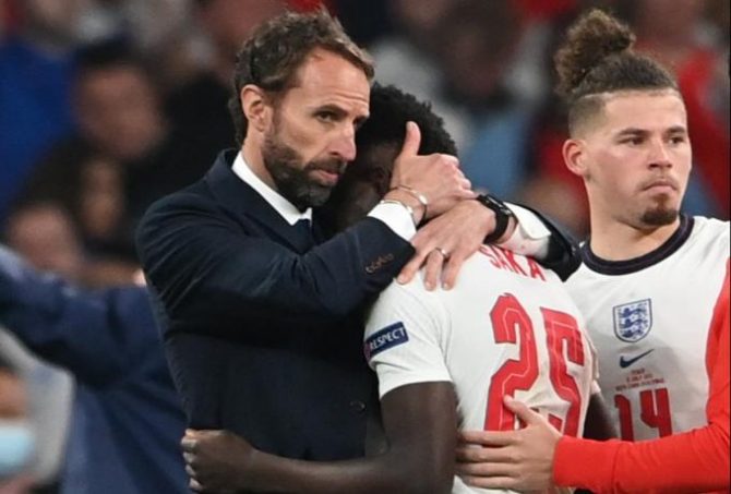 UEFA: Στο πλευρό των παικτών της Αγγλίας που δέχτηκαν ρατσιστική επίθεση