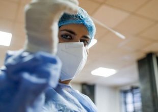 Κορωνοϊός: 2327 νέα κρούσματα σήμερα στην Ελλάδα – 2 νεκροί και 142 διασωληνωμένοι