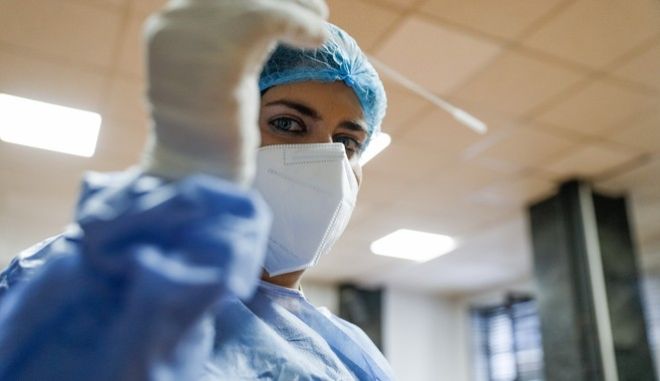 Κορωνοϊός: 2327 νέα κρούσματα σήμερα στην Ελλάδα – 2 νεκροί και 142 διασωληνωμένοι