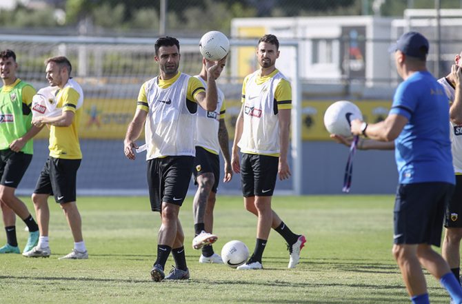 Με απουσίες και πίεση η ΑΕΚ στην Τούμπα