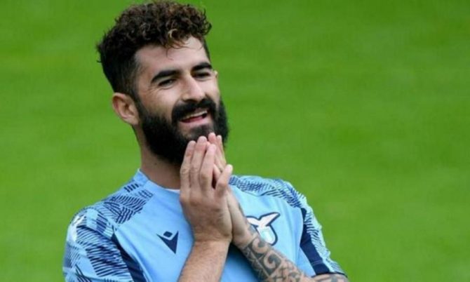 Κρέμασαν και πανό οι Ultras: «Χισάι σκουλήκι, το Λάτσιο είναι φασιστικό!» Κρέμασαν και πανό οι Ultras: «Χισάι σκουλήκι, το Λάτσιο είναι φασιστικό!»