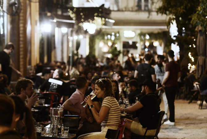 Κρούσματα και λύματα δείχνουν ότι «πλέουμε» στο 4ο κύμα της πανδημίας