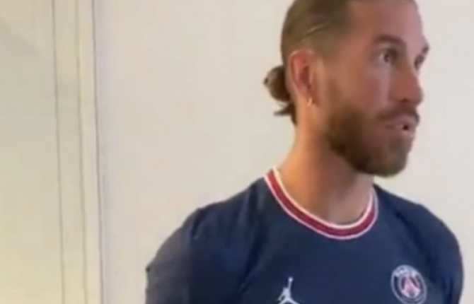 Σέρχιο Ράμος – Παρί: Ξέχασε ότι δεν είναι αρχηγός κι έψαχνε το περιβραχιόνιο