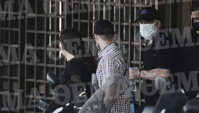 Πέτρος Φιλιππίδης: Δείτε τον με χειροπέδες – Οδηγήθηκε στις φυλακές Τρίπολης