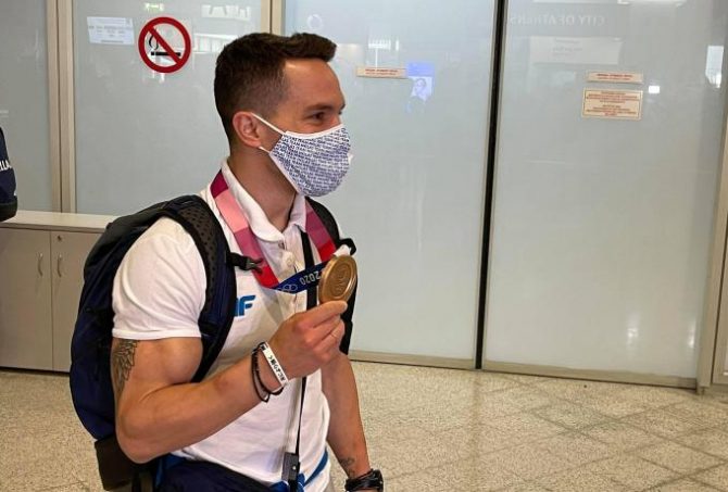 Στην Αθήνα ο Πετρούνιας: «Θα κάνω μία μεγάλη αγκαλιά στις κόρες μου»