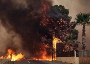 Πύρινος εφιάλτης στη Βαρυμπόμπη: 14 κλήσεις για εγκλωβισμένους, κάηκαν σπίτια!