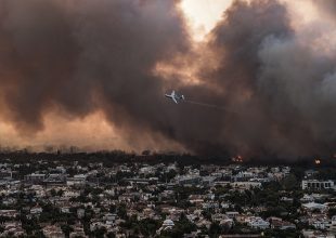 Φωτιά στη Βαρυμπόμπη – Πώς θα προστατευτούμε από τον καπνό και τα αιωρούμενα σωματίδια – Εθνικό Αστεροσκοπείο: Μείνετε σπίτι με κλειστά παράθυρα