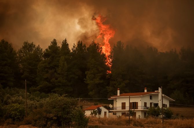 Πυρκαγιές – Αγωνία για την Εύβοια: Ανεξέλεγκτα όλα τα μέτωπα, αναζωπυρώσεις παντού