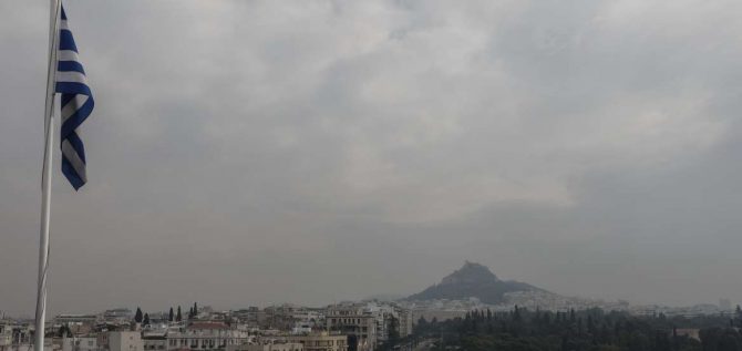 Αστεροσκοπείο: «Καμπανάκι» για την ατμόσφαιρα στην Αττική – Σύσταση για κυκλοφορία μόνο με μάσκα