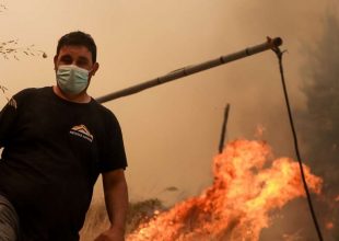 Φωτιά στην Εύβοια – Δήμαρχος Ιστιαίας: «Είμαστε μόνοι μας και περιμένουμε να ζήσουμε το ολοκαύτωμά μας»