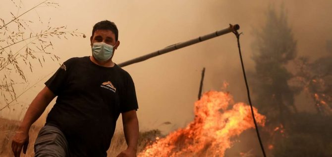 Φωτιά στην Εύβοια – Δήμαρχος Ιστιαίας: «Είμαστε μόνοι μας και περιμένουμε να ζήσουμε το ολοκαύτωμά μας» Φωτιά στην Εύβοια – Δήμαρχος Ιστιαίας: «Είμαστε μόνοι μας και περιμένουμε να ζήσουμε το ολοκαύτωμά μας»